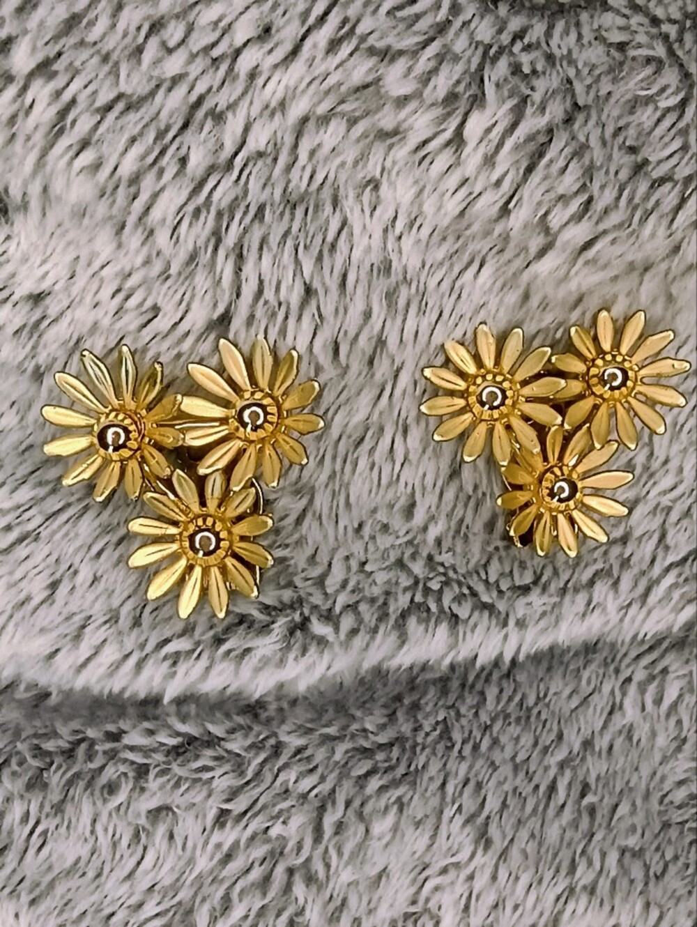 Gold Tone Daisy Cluster Clip-On Earrings Costume Jewelry Retro Flower Vintage